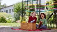 Saïd und Anna – Anna und Saïd eröffnen ihren Verkaufsstand.