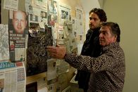 Das unsichtbare Mädchen – Der pensionierte Kommissar Altendorf (Elmar Wepper, re.) zeigt Tanner (Ronald Zehrfeld, li.) sein Privatarchiv.