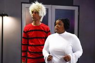 Community – Um ihren Freund Pierce aus seinem eigenen Panikraum zu befreien, begeben sich Abed (Danny Pudi, l.) und Shirley (Yvette Nicole Brown, r.) auf die Suche nach dem Code für die verschlossene Sicherheitstür und stoßen dabei auf einige interessante Geheimnisse ...
