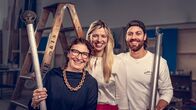 SchrottUp! – v.l. Sonja Bantli (Künstlerin), Karin Bertschi (von der Entsorgungsstelle Spreitenbach), Fabian Bollinger (Künstler) 2024 Copyright: SRF/RTS/David Wagnières