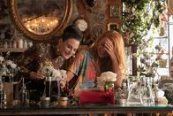 Nur noch ein einziges Mal – L-R: Jenny Slate as Allysa and Blake Lively as Lily Bloom