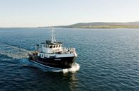 Die Inseln der Queen – Taucherparadies: Das Boot "Huskyan" auf dem Weg in die Bucht Scapa Flow
