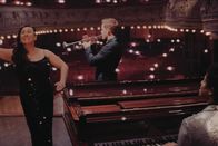 In the Nguyen Kitchen – Der Traum vom grossen Auftritt: Clotilde Chevalier als Yvonne Nguyen, Gaël Kamilindi (am Flügel sitzend) als Koko