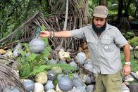 GEO Reportage – Geiner Golfín zeigt für illegale Fischerei genutzte Bojen, die er und seine Ranger in der 12-Meilen-Schutzzone um Cocos Island konfisziert haben.
