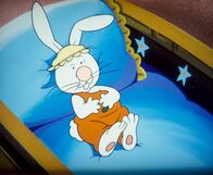 Alice im Wunderland – Benny Bunny macht es sich in seinem Bettchen gemütlich. Er will endlich einmal richtig verwöhnt werden.
