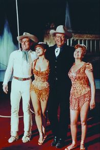 Zirkuswelt – Eine glückliche Zirkustruppe (v.l.n.r.): Steve McCabe (John Smith), Toni Alfredo (Claudia Cardinale), Matt Masters (John Wayne) und Lili Alfredo (Rita Hayworth)