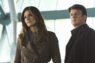 Castle – Der Tod eines Hochleistungsschwimmers beschäftigt Beckett (Stana Katic, l.) und Castle (Nathan Fillion, r.) ...