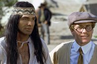 Nickelodeon – Buck Greenway (Burt Reynolds, li.) muss für seinen Regisseur Leo Harrigan (Ryan O'Neal, re.) in fast alle Rollen schlüpfen.