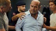 SOKO Wien – Valentin Schneider findet es ungeheuerlich, was ihm von seiner Frau vorgeworfen wird. Von links: Kriminalhauptkommissar Max Herzog (Martin Gruber), ein Polizist (Komparse), Valentin Schneider (Michael Rast), Bezirksinspektor Klaus Lechner (Andreas Kiendl)