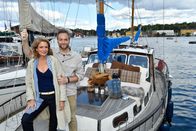 Das Traumschiff – Als Entschuldigung für seine Abwesenheit hat Andreas seiner Frau Andrea (Ann Cathrin Sudhoff) einen exklusiven Touristenführer organisiert. Nicht ahnend, dass sich zwischen ihr und Björn (Knud Riepen) eine bittersüße Romanze entwickelt.