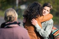In aller Freundschaft – Riekes (Liza Tzschirner, mi. von hinten) sechsmonatige Abwesenheit hat Spuren bei ihrem Pflegekind Cosmo (Max Bär, re.) und ihrer Frau Miriam (Christina Petersen, li.) hinterlassen.