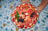Zu Tisch ... – "Erdbeerwahnsinn auf einer weißen Lichtung"- so nennen die Frauen ihre flambierte Kreation mit Grieß und Zabaione-Creme.
