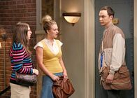 The Big Bang Theory – Sheldon (Jim Prasons, r.) und Amy (Mayim Bialik, l.) vermuten, dass Penny (Kaley Cuoco, M.) ihren Freund Leonard betrügt. Doch das, was sie herausfinden, ist für Sheldon noch viel schlimmer ...