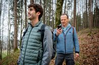 Sturm der Liebe – Markus (Timo Ben Schöfer, r.) bricht ahnungslos zu einer Wanderung mit Noah (Christopher Jan Busse, l.) auf.