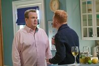 Modern Family – L-R: Cameron Tucker (Eric Stonestreet) und Mitchell Pritchett (Jesse Tyler Ferguson)