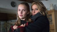 Die Chefin – Vera (Katharina Böhm, r.) versucht, die verzweifelte Laura Bürger (Annika Schrumpf, l.) zu beruhigen.