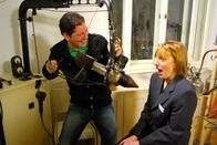 Grips Englisch – Moderatoren Michael Meisenzahl und Camilla Smith beim Zahnarzt in einer historischen Praxis im Nürnberger Museum Industriekultur.