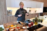 Puls – Moderatorin Daniela Lager beim Kochen Copyright: SRF