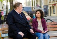 Der Dicke – MDR Fernsehen DER DICKE III. STAFFEL FOLGE 38, "Gefährliches Spiel" Uhr. Oana Friese (Maria Ketikidou, r.) bittet Gregor Ehrenberg (Dieter Pfaff, l.), sie vor ihrem gewalttätigen Ehemann zu schützen.
