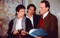 Kommissar Rex – Brigitte Oswald (Susanne Czepl) wird von Kommissar Richie Moser (Tobias Moretti, mi.) und Ernst Stockinger (Karl Markovics) zum Alibi ihres Mannes befragt.