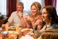 The Kids Are Alright – (v.li.): Michael Cudlitz (Mike Cleary), Mary McCormack (Peggy Cleary), Sam Straley (Lawrence).