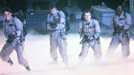 Ghostbusters - Die Geisterjäger – Dr. Egon Spengler (Harold Ramis, l.), Dr. Raymond Stantz (Dan Aykroyd, M.), Dr. Peter Venkman (Bill Murray, 2.v.r.) und Winston Zeddmore (Ernie Hudson, r.) stellen sich gemeinsam den Geistern der Stadt entgegen.