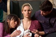 Kleptomami – Lucy (Rosalie Thomass, Mitte) und die Kräfte zehrende Familie.