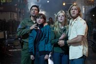 Super 8 – v.l.) mitsamt ihren Vätern (Kyle Chandler, l. und Ron Eldard, r.) in einem echten Horrorfilm ...