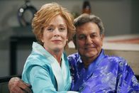 Two and a Half Men – Evelyn (Holland Taylor, l.) hat wieder einmal einen neuen Freund - Teddy (Robert Wagner, r.). Alan und Charlie stehen dem Neuen ihrer Mutter zunächst kritisch gegenüber ...