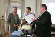 Die Rosenheim-Cops – Was verbirgt Bernd Völz (Daniel Friedrich, li.) vor den Kommissaren Sven Hansen (Igor Jeftic, m.) und Korbinian Hofer (Joseph Hannesschläger, re.)?