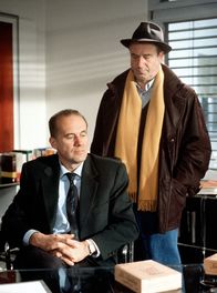Tatort – Kommissar Bienzle (Dietz-Werner Steck,re.) hält Dr. Dreher (Hanns Zischler,li.) für einen Wirtschaftskriminellen. Nur beweisen kann er es ihm nicht.