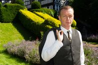Father Brown – Inspector Valentine (Hugo Speer) ist bei den Ermittlungen Father Browns mit von der Partie.