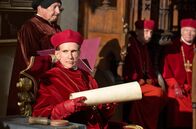 Die Puppenspieler - Aus dem Feuer – Der amtierende Papst liegt im Sterben, und um seine Nachfolge entbrennt ein erbitterter Kampf. Der spanische Kardinal Borgia (Ulrich Matthes) will mit allen Mitteln dessen Nachfolge antreten – und schreckt dabei auch vor Mord nicht zurück.