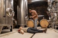 SOKO Stuttgart – Wurde Henry Engler (Matthias Ziesing) zum Täter, ohne es zu wissen? Seit einem Unfall leidet der Winzermeister unter anterograder Amnesie und kann neue Erinnerungen lediglich für 5 Stunden abspeichern. Jetzt steht er mit Blut an den Händen neben der Leiche seiner Schwägerin und kann sich an nichts erinnern. Ein schwerer Fall für die Stuttgarter Ermittler.