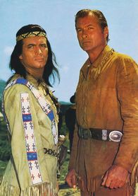 Winnetou I – Nachdem sie Seite an Seite gekämpft haben, werden Winnetou (Pierre Brice, l.) und Old Shatterhand (Lex Barker, r.) Blutsbrüder.