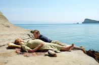 Die Durrells auf Korfu – Daphne (Elli Tringou) und Leslie (Callum Woodhouse) müssen sich den Herausforderungen des Erwachsenwerdens stellen.