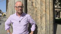 SMS - Schwanke meets Science – Karsten Schwanke am Säulengang vor dem Neuen Museum in Berlin. Die Säulen zeigen noch deutlich die Einschusslöcher aus dem Zweiten Weltkrieg.
