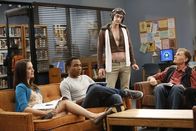 Community – Das neue Schuljahr kann beginnen: Nicht nur Annie (Alison Brie, l.), Troy (Donald Glover, 2.v.l.) und Alter-Pierce (Fred Willard, r.) legen einen interessanten Start hin, auch der verrückte Professor Dean Pelton (Jim Rash, 2.v.r.) wendet neue Lehrmethoden an ...
