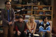 The Big Bang Theory – Nachdem Sheldon eine Rede vor Studenten gehalten hat, wird er von Ramona Nowitzki verfolgt. Sie möchte ihn unterstützen, damit er sich ganz auf seine Arbeit konzentrieren kann. Leonard (Johnny Galecki, l.), Penny (Kaley Cuoco, 2.v.r.), Wolowitz (Simon Helberg, 2.v.l.) und Raj (Kunal Nayyar, r.) sind überrascht von der Aufmerksamkeit, die Ramona Sheldon schenkt, besonders als sie Berufsgrenzen zu übertreten scheint ...