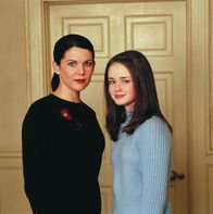 Gilmore Girls – (1. Staffel) - Lorelai (Lauren Graham, l.) und ihre 16-jährige Tochter Rory (Alexis Bledel, r.) treten von einem Fettnäpfchen ins nächste ...