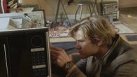 MacGyver – MacGyver (Lucas Till) und Jack suchen nach Riley, die verschwand, nachdem sie sich in die Computersysteme der NSA gehackt hatte. Bei der Suche stehen ihnen allerdings nur eine Mikrowelle und Klebeband zur Verfügung ...