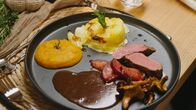 Land & lecker – Bei Stefanie Huber, Oberkirch, Schwarzwald. Hauptspeise: Wild mit Kartoffelgratin, Kürbispüree und Pfifferlingen.
