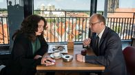 Tatort – Gespräch in der Mittagspause - mit Blick über Münster: Staatsanwalt Lutz Söltenfuss (Christian Hockenbrink) mit seiner Kollegin Wilhelmine Klemm (Mechthild Grossmann).