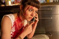 SOKO Stuttgart – Ist das Blut? Die junge Comic-Künstlerin Paula (Antonia Breidenbach) wird in ihrem Atelier von einer unbekannten Person angegriffen und mit roter Flüssigkeit bespritzt. Gibt es einen Zusammenhang mit dem Mord an ihrem Verleger? Wer bedroht sie? Paula konnte zwar noch rechtzeitig bei der Kripo Alarm schlagen, doch der Angreifer hämmert bereits gegen die Tür.