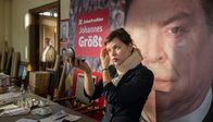 Unverschämtes Glück – ARD/WDR UNVERSCHÄMTES GLÜCK, Fernsehfilm Deutschland 2015, Regie und Buch: Hartmut Schoen Uhr im ERSTEN. Im perfekten Sekretärinnen-Outfit wartet Ulla Abel (Lore Richter) auf ihren neuen Job im Büro der stellvertretenden Fraktionsvorsitzenden Klara Gauß. Fraktionschef Dr. Harry Hindenach (Alexander Held, l).