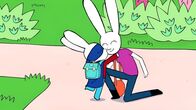 Simon – Simon (l.) ist überglücklich, dass seine Mama (r.) ihm erlaubt hat, im Superhasen-Kostüm zur Schule zu gehen.