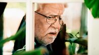 Der letzte Wille – In der Hoffnung, etwas Belastendes über die Erbin herauszufinden, ist Walter Lohmann (Jochen Striebeck) in die Villa September gezogen und belauscht jetzt so oft wie möglich die Gespräche von Bewohnern und Belegschaft.
