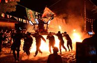 Mit dem Zug ... – Tradition in Japan: Zum Höhepunkt des Bikuni-Schrein-Festivals werden die Schreine durch ein reinigendes Feuer getragen.