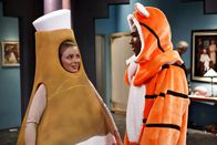 Community – Ausgerechnet an Halloween passieren unerklärliche Dinge. Britta (Gillian Jacobs, l.) und Troy (Donald Glover, r.) verstehen die Welt nicht mehr ...
