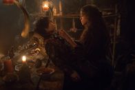 Salem – Wie weit wird Tituba (Ashley Madekwe, r.) gehen, um den Dunklen Lord (Oliver Bell, l.) zurückzubringen?